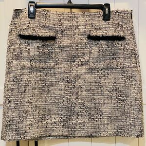 LOFT Black & White Tweed Mini Skirt
Size 12 ✨never worn✨